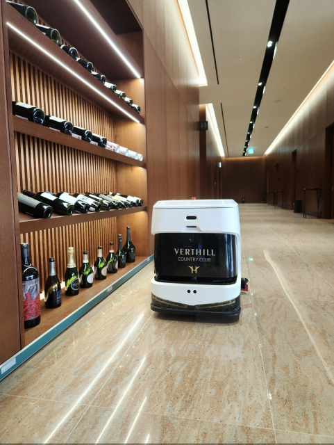 영종도 베르힐 컨트리클럽 클럽하우스의 식당을 청소 중인 AI 청소로봇 ‘휠리 J40’