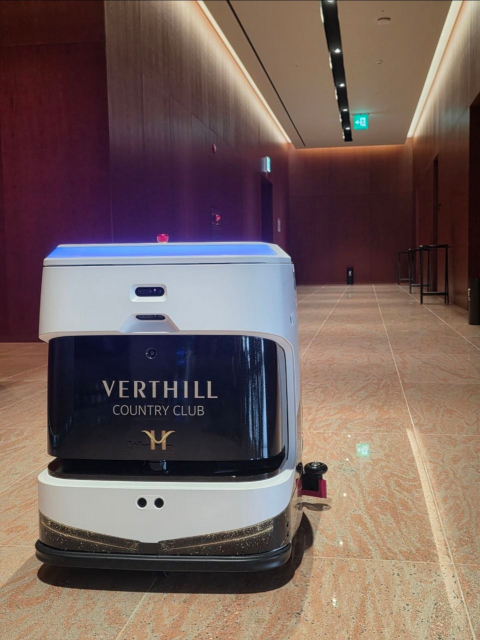 영종도 베르힐 컨트리클럽 클럽하우스의 로비를 청소 중인 AI 청소로봇 ‘휠리 J40’