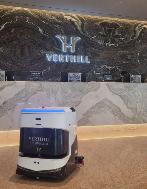 영종도 베르힐 컨트리클럽 클럽하우스의 로비를 청소 중인 AI 청소로봇 ‘휠리 J40’