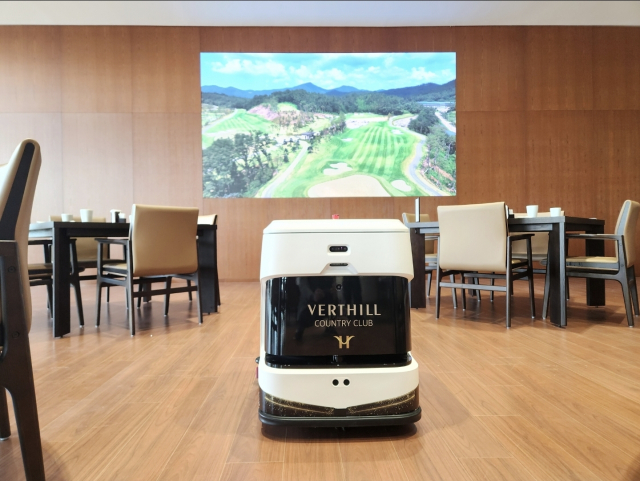 영종도 베르힐 컨트리클럽 클럽하우스의 식당을 청소 중인 AI 청소로봇 ‘휠리 J40’