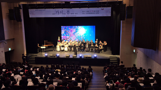 ‘제5회 동구 장애인의 날 기념행사’에서 한마음합창단이 공연을 하고 있다