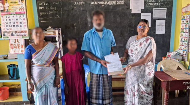 구출된 생존자 가정의 자녀가 학교에 등록한 모습