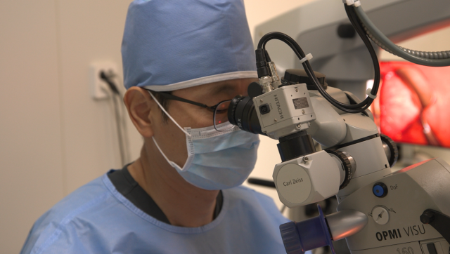 백내장 수술 시연을 하고 있는 청주김안과 김두은 대표원장