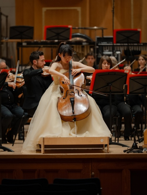 첼리스트 김정아가 지난 6일 클래식 첼로 국제 콩쿠르 파이널에서 협연을 펼치고 있다(ⓒClassic Cello International Competition)