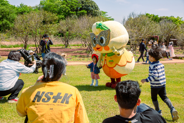 에코랜드 마스코트 ‘코코’와 포토타임을 가지는 모습