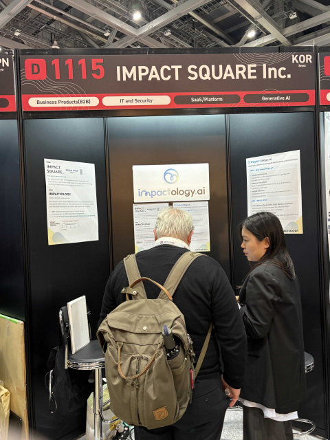 임팩트스퀘어 관계자가 4월 말 열린 ‘Sushi Tech Tokyo’ 행사에서 ‘impactology.ai(임팩톨로지 에이아이)’를 소개하고 있다