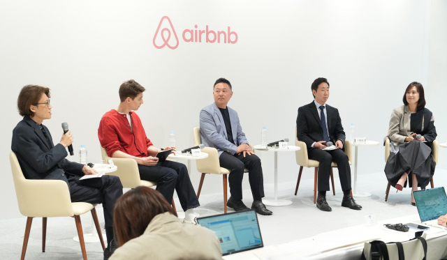 에어비앤비 ‘K-컬처, 여행의 시작이 되다’ 미디어 간담회에 참석한 패널 5인. 왼쪽부터 차례로 임희윤 문화평론가, 관광통역안내사 겸 방송인 파비앙, 에어비앤비 체험 호스트 온지음 레스토랑 헤드 셰프 박성배, 한국민박업협회 채보영 회장, 서가연 에어비앤비 코리아 컨트리 매니저