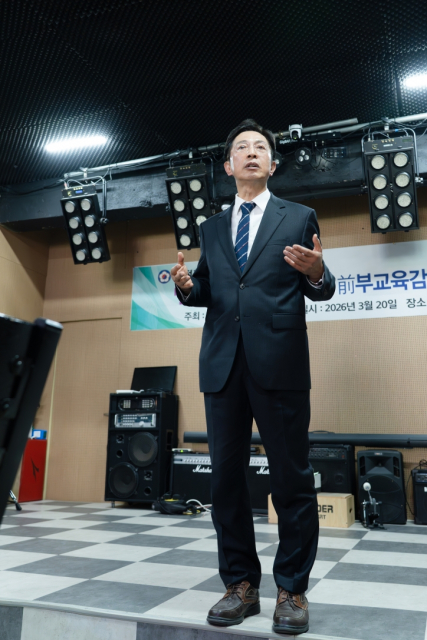 황호진 전 전북교육청부교육감이 도전한국인본부로부터 ‘청렴교육대상’을 수상하고 소감을 전하고 있다