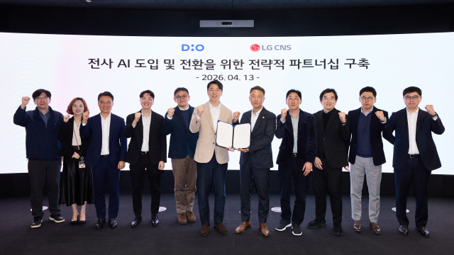 LG CNS 화학·전지사업부장 장민용 상무(왼쪽에서 6번째)와 디오임플란트 오윤석 부사장(오른쪽에서 5번째)이 전사 AI 도입 및 전환을 위한 전략적 파트너십 구축을 기념해 양사 관계자들과 기념촬영을 하고 있다