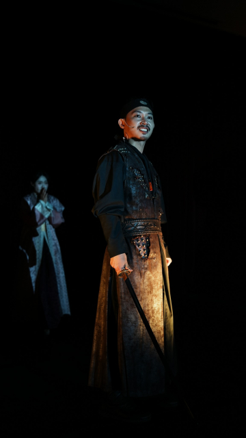 연극 ‘천년의 사랑’ 중 한 장면. 마한의 두 연인은 대롱옥을 잘라 서로 다시 만난 것을 약속한다. 마루(배우 김충만)는 백제와의 전투에 앞서 결연한 의지를 다지고 있다