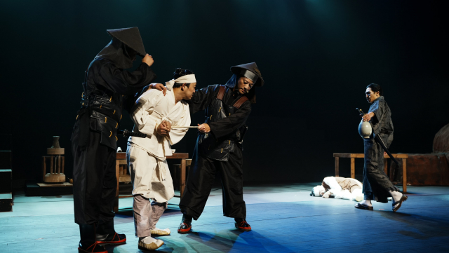 연극 ‘귀향-도조 이삼평’ 중 한 장면. 정유재란 때 공주 학봉리 가마터에서 왜군에 의해 끌려가는 이삼평. 후에 그는 아리타에서 백토를 발견해 일본 최초로 백자를 만들게 되며 이는 동인도회사를 통해 동유럽으로 수출되면서 세계 도자기의 흐름을 바꿔 놓는다. 현재도 그는 도자기의 신, 즉 ‘도조’로 추앙되며 매년 5월 아리타에서는 그를 기리는 축제를 하고 있다