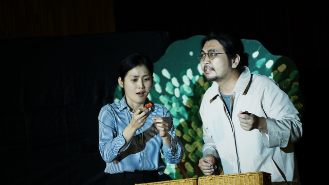 1500년이 흐른 2003년 연구자에 의해 각각 무덤에서 출토된 대롱옥이 맞춰지고 있는 장면. 유적발굴연구원 이서아(배우 김민지 역)가 팀장(배우 이호현 역)과 유물에 관한 이야기를 하고 있다