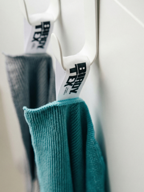 위생적인 보관과 인테리어 효과를 동시에 제공하는 버디텍스 키친타월. 압도적인 물기 흡수력과 빠른 건조 성능으로 주방 내 물기 제거와 위생 관리에 적합하며, 주방 마감 시간을 획기적으로 단축해주고, 반복 세탁에도 성능이 유지되는 프리미엄 마이크로화이버 제품이다. 브랜드 로고가 새겨진 전용 루프(고리)가 부착돼 있어 사용 후 건조 및 보관이 용이하며, 주방의 품격을 높이는 세련된 디자인을 자랑한다