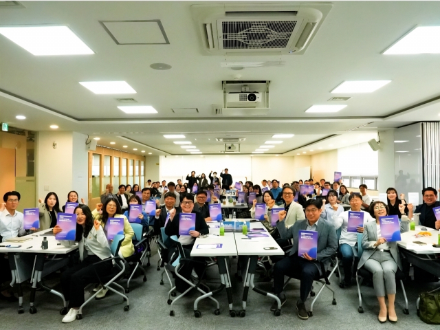 ‘천안시 도시재생지원센터 X 충남연구원 협력 정책 세미나’ 참석자들이 단체 사진을 촬영하고 있다