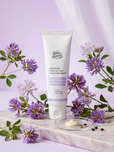 화이트선데이의 첫 페이셜 스킨케어 제품 ‘바쿠치올 PDRN 올데이 모이스처 크림’. 식물 유래 저자극 성분 바쿠치올과 피부과 시술에도 활용되는 PDRN(소듐DNA), EGF를 균형 있게 배합해 재생·진정·탄력을 동시에 케어한다. 세럼 없이 크림 하나로 아침부터 취침 전까지 보습 루틴을 완성하는 올데이 콘셉트로, 예민성 피부도 매일 사용할 수 있는 데일리 크림을 지향한다