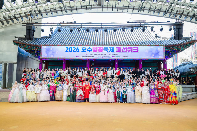 ‘2026 호수벚꽃축제 패션위크’ 모델 단체 사진