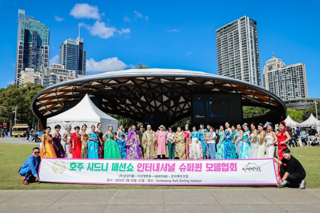 ‘2026 Sydney Korean Festival’ 패션쇼에 참가한 VIP, 모델, 출연자들이 단체 사진을 촬영하고 있다