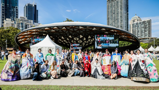 ‘2026 Sydney Korean Festival’ 패션쇼에 참가한 VIP, 모델, 출연자들이 단체 사진을 촬영하고 있다