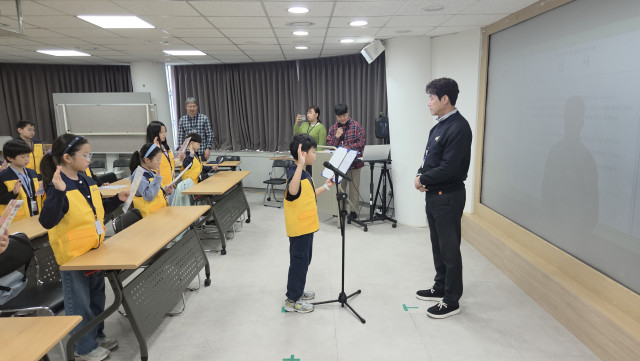 강남구 ‘제5기 아동정책참여단’ 단원들이 선서를 하고 있다(제공=역삼청소년센터)