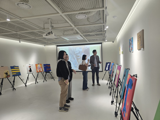 청담플래뮤 미술학원과 KOC가 유기견 보호 인식 확산을 위해 어린이 그림 전시회를 개최한다. 사진은 전시장에서 작품을 감상하는 관람객들의 모습