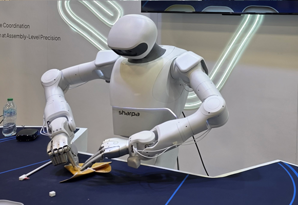 ‘피지컬 AI 2026: 이미 시작된 미래’ 속 종이접기를 하고 있는 로봇 사진