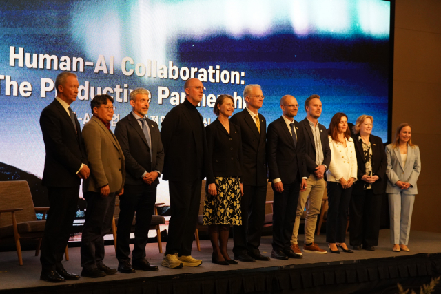 23일(목) ‘인간-AI 협업: 생산적인 파트너십(Human-AI Collaboration: The Productive Partnership)’ 세션 연사 및 주한 북유럽 대사들이 단체사진을 촬영하고 있다