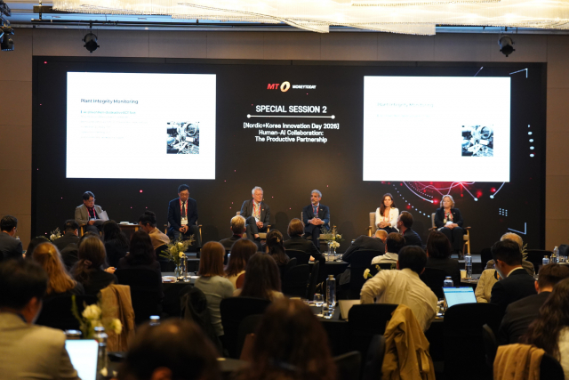 23일(목) ‘인간-AI 협업: 생산적인 파트너십(Human-AI Collaboration: The Productive Partnership)’ 세션 토론이 진행되고 있다