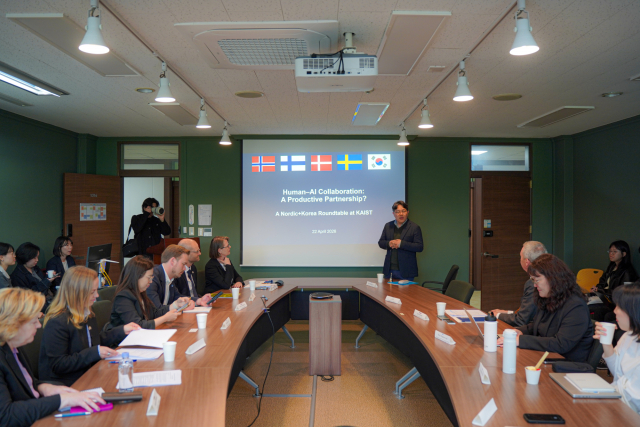 22일(수) 북유럽 대표단이 KAIST 과학기술정책대학원(STP)과 라운드테이블을 진행하고 있다