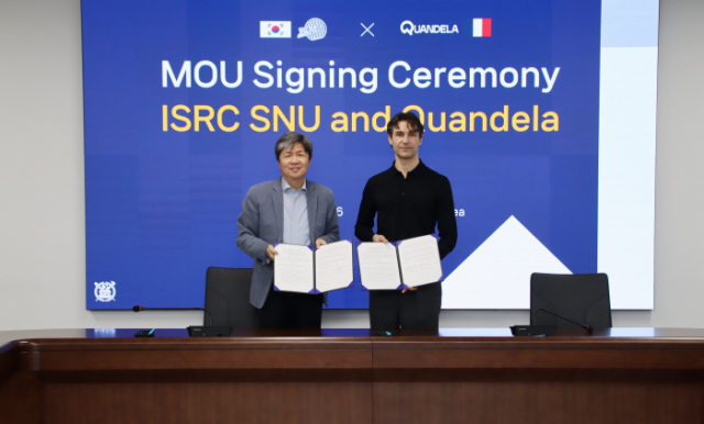 서울대학교 반도체공동연구소 이혁재 소장(왼쪽), 니콜로 소마스키 콴델라 CEO가 업무협약 체결 후 기념사진을 촬영하고 있다