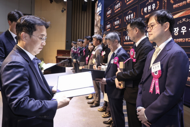 ‘2026년 제29회 토목의 날’ 기념식에서 국토교통부 장관 표창을 수상한 주진현 서울대 건설환경도시공학부 교수(오른쪽 첫번째)