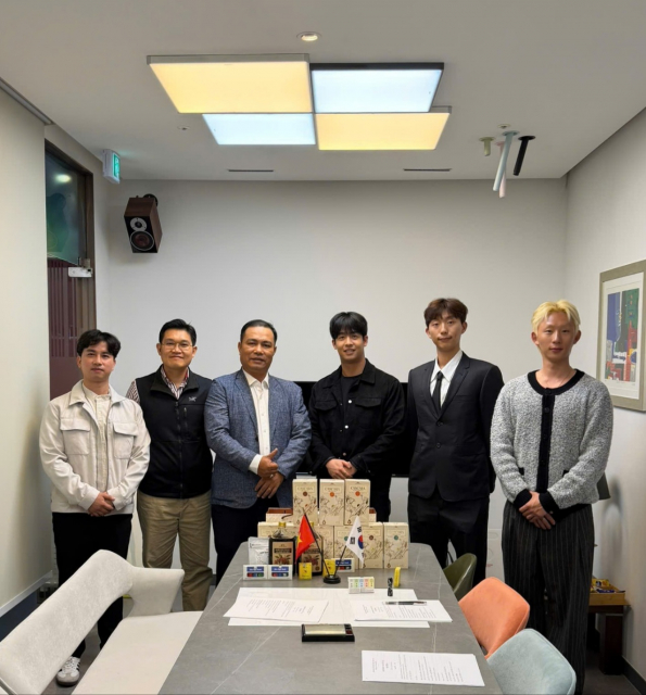 에스엔씨솔루션과 베트남 NITA 관계자들이 카스카라 사업 협력 계약 체결 후 기념 촬영을 하고 있다