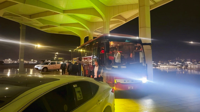 중동 지역 대피 지원 과정에서 이동 차량을 통해 인원을 이송하는 자료 사진(제공=인터내셔날SOS)