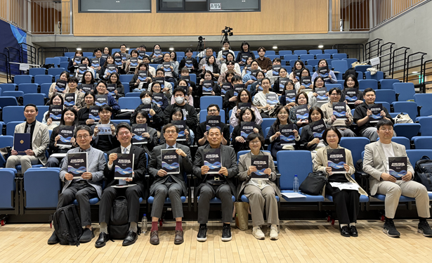 ‘2026 지역사회 정신건강 협력 포럼’ 참석자들이 기념사진을 촬영하고 있다