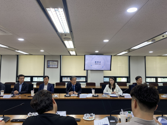 한국지방재정공제회 정선용 이사장(가운데)이 환영사를 하고 있다