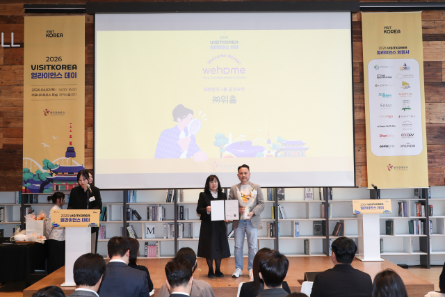 VISITKOREA 얼라이언스 데이 현장. 왼쪽부터 김영미 한국관광공사 관광AI혁신본부장, 심범석 위홈 대표