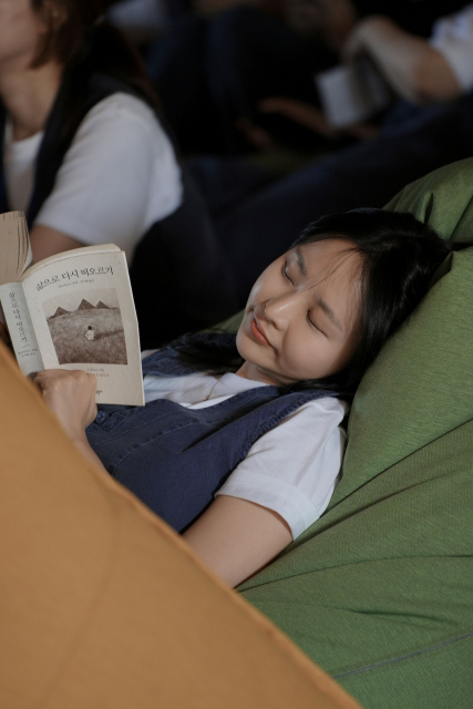 법당 빈백에서 즐기는 힐링 독서