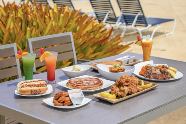 워터파크 이용 중 식사와 휴식을 함께 해결할 수 있는 풀사이드 바 ‘슬리피 라군(Sleepy Lagoon)’