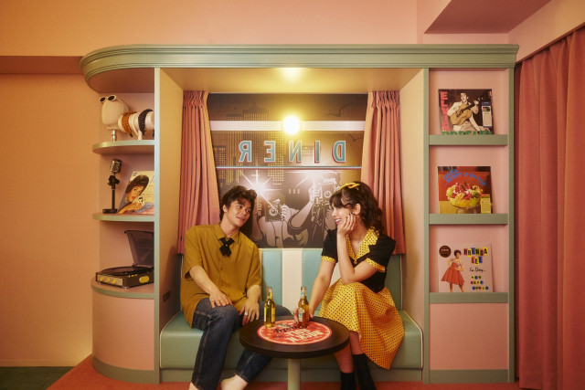 1950년대 미국식 식당을 모티브로 한 소파 좌석