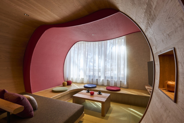 사과의 둥근 형태를 표현한 ‘사과 아치’가 돋보이는 디자인