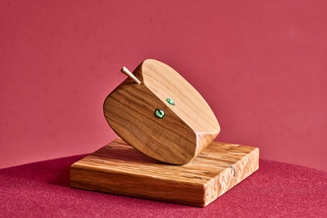 아오모리의 전통 공예품 ‘쓰가루 비이도로’를 사용한 사과나무, 사과 오브제