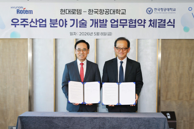 지난 8일 서울 송파구에서 열린 우주산업 분야 기술 개발 업무협약식에서 이용배 현대로템 대표이사 사장(왼쪽)과 허희영 한국항공대 총장(오른쪽)이 기념 촬영을 하고 있다