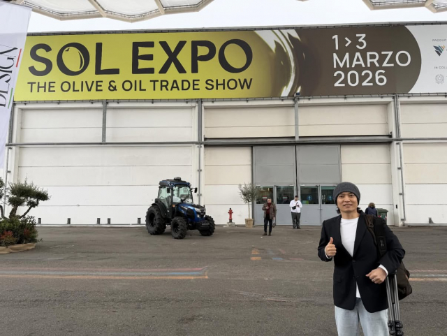 올리브아카데미 오영기 원장이 2026년 3월 이탈리아 SOL Expo를 방문했다. 오 원장은 현지 프로듀서·브랜드와의 소통과 함께 주요 수상작 및 국가별 테이스팅을 경험했으며, 이를 올리브아카데미 수강생을 위한 프로그램으로 재구성해 운영할 예정이다
