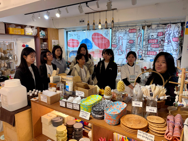 KOICA-NGO(기후환경) 파견사업(2024-2026) 사후관리 프로그램 참여자들이 알맹상점 도슨트 프로그램에 참여하고 있다