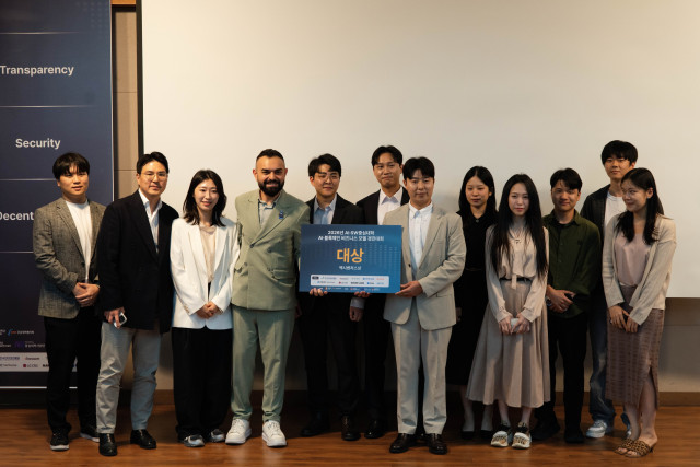 MEXC Ventures의 Vugar Usi 명예회장(왼쪽에서 네 번째)이 ‘UPScore AI’ 팀에게 ‘멕시벤처스상’ 수상 후 기념사진을 촬영하고 있다