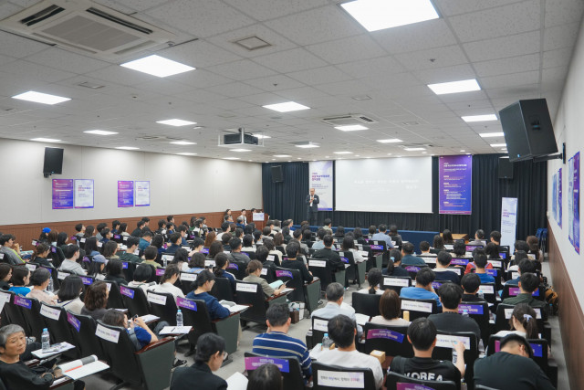 ‘2026 서울 학교 밖 청소년 정책포럼’에서 서울대학교 교육학과 유성상 교수가 주제발표를 하고 있다