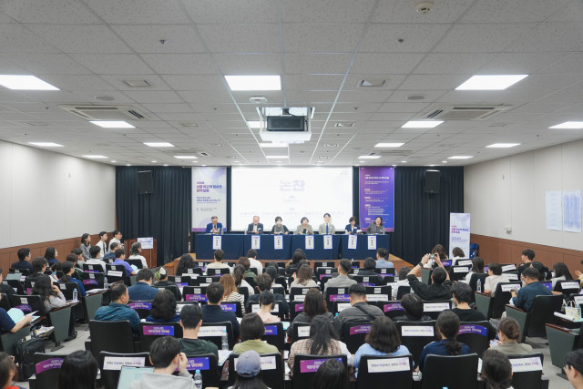 ‘2026 서울 학교 밖 청소년 정책포럼’의 논찬에서 전문가들이 학교 밖 청소년 정책의 현재와 향후 과제에 대해 의견을 나누고 있다