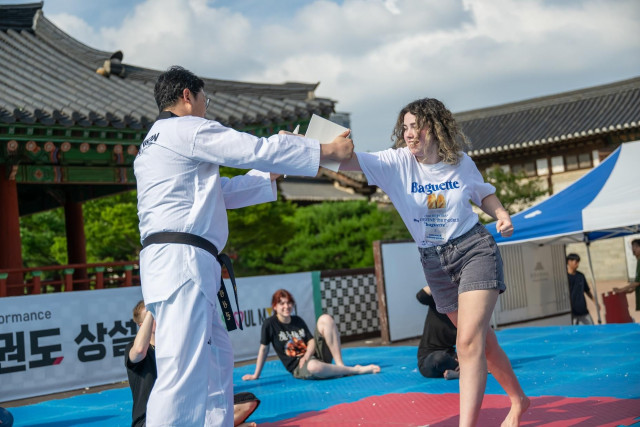 서울시 태권도공연이 시민과 관광객의 뜨거운 관심 속에 막을 올렸다