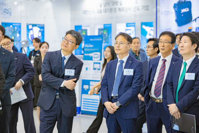 왼쪽부터 오일영 기후에너지환경부 기후에너지정책실장, 신진수 한국환경보전원 원장 등 ‘ENVEX 2026’ 개막식에 참석한 VIP들이 전시장을 관람하고 있다