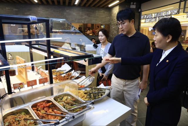 송미령 농림축산식품부 장관(오른쪽)이 두끼 베트남 매장을 둘러보며 현지화된 K-푸드 운영 시스템을 점검하고 있다