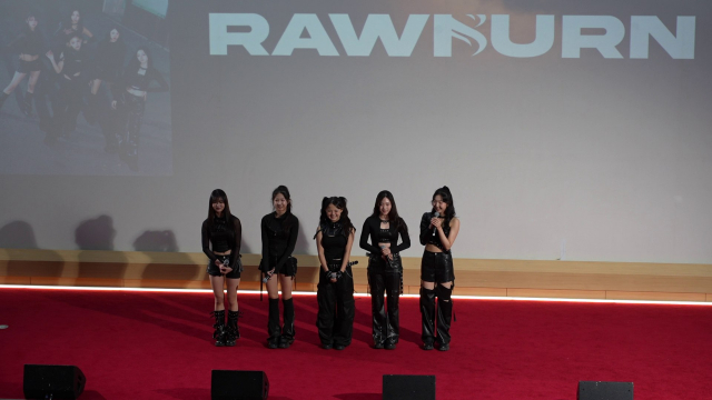 KAICON 시상식 축하공연 후 관객과 인사 중인 아이돌 그룹 RAWBURN